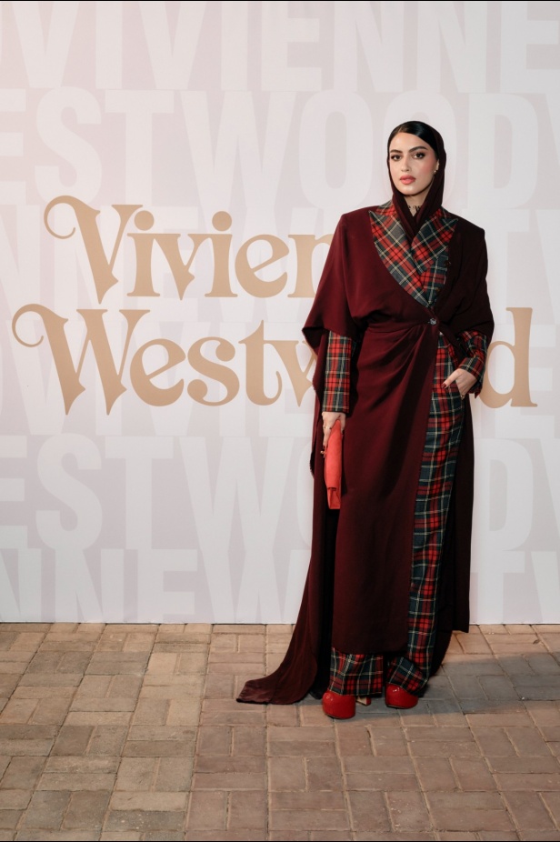 حين تلتقي الحِرفة البريطانية بالذاكرة السعودية... عرض Vivienne Westwood في أول مشاركة للدار في أسبوع الأزياء في الرياض