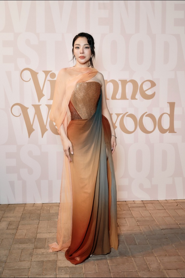 حين تلتقي الحِرفة البريطانية بالذاكرة السعودية... عرض Vivienne Westwood في أول مشاركة للدار في أسبوع الأزياء في الرياض