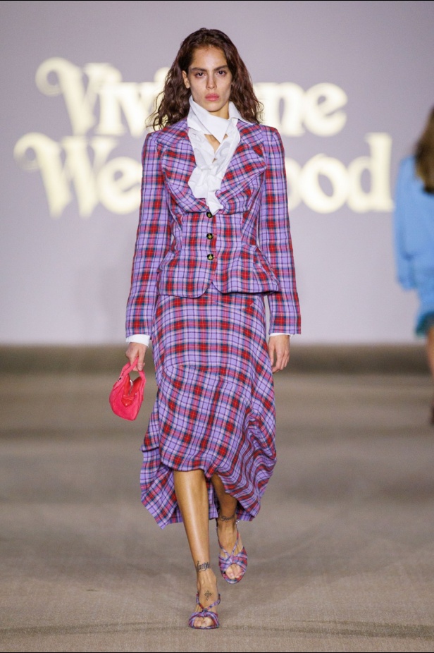 حين تلتقي الحِرفة البريطانية بالذاكرة السعودية... عرض Vivienne Westwood في أول مشاركة للدار في أسبوع الأزياء في الرياض