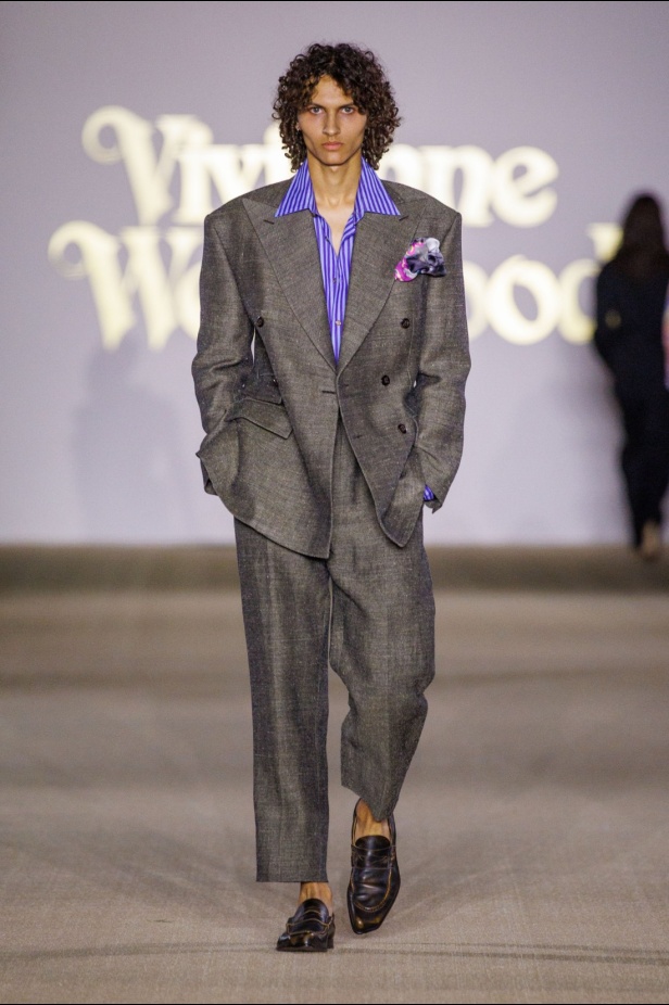 حين تلتقي الحِرفة البريطانية بالذاكرة السعودية... عرض Vivienne Westwood في أول مشاركة للدار في أسبوع الأزياء في الرياض