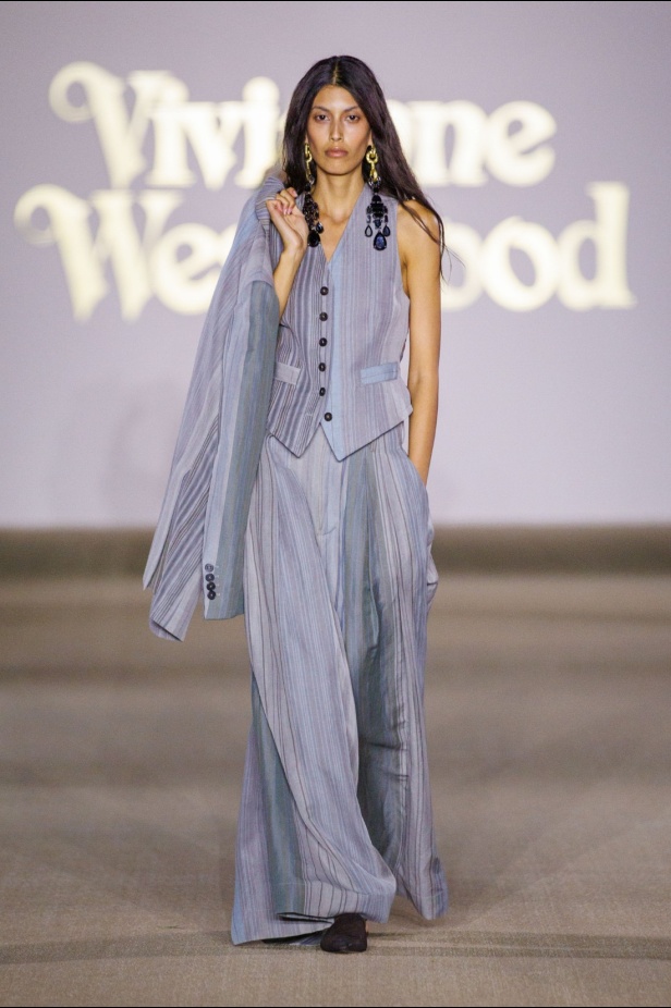 حين تلتقي الحِرفة البريطانية بالذاكرة السعودية... عرض Vivienne Westwood في أول مشاركة للدار في أسبوع الأزياء في الرياض
