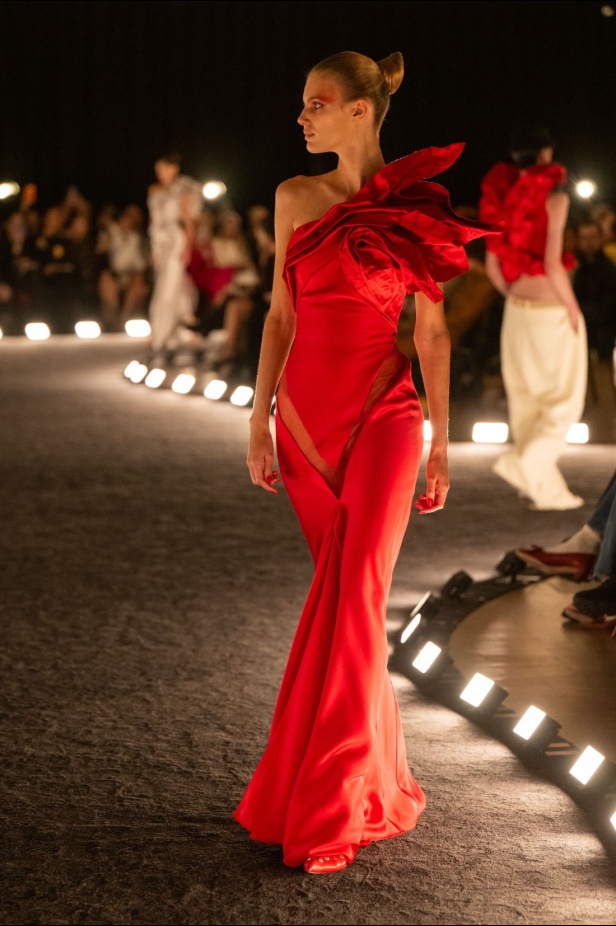 مجموعة Schiaparelli لربيع 2026... عندما يتحول "الرقص في الظلام" إلى تصاميم نابضة بالجاذبية والتألق