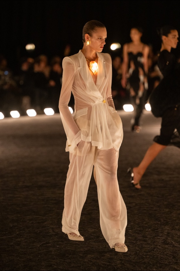 مجموعة Schiaparelli لربيع 2026... عندما يتحول "الرقص في الظلام" إلى تصاميم نابضة بالجاذبية والتألق