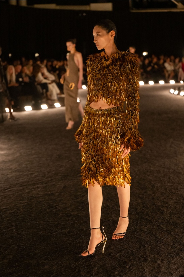 مجموعة Schiaparelli لربيع 2026... عندما يتحول "الرقص في الظلام" إلى تصاميم نابضة بالجاذبية والتألق