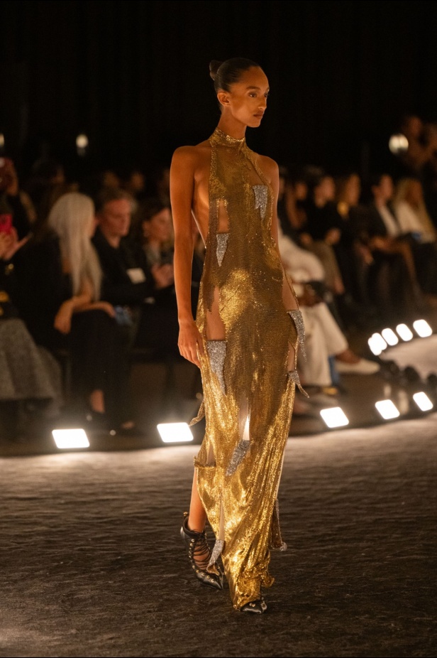 مجموعة Schiaparelli لربيع 2026... عندما يتحول "الرقص في الظلام" إلى تصاميم نابضة بالجاذبية والتألق