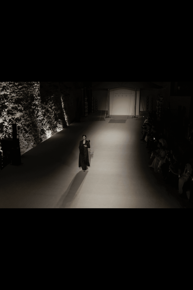 العلامة السعودية Abadia تكتب قصيدة البحر في مجموعة خريف وشتاء 2025 من أسبوع الأزياء في الرياض (فيديو)