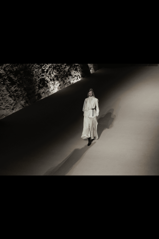 العلامة السعودية Abadia تكتب قصيدة البحر في مجموعة خريف وشتاء 2025 من أسبوع الأزياء في الرياض (فيديو)