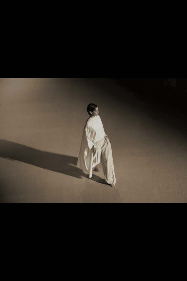 العلامة السعودية Abadia تكتب قصيدة البحر في مجموعة خريف وشتاء 2025 من أسبوع الأزياء في الرياض (فيديو)