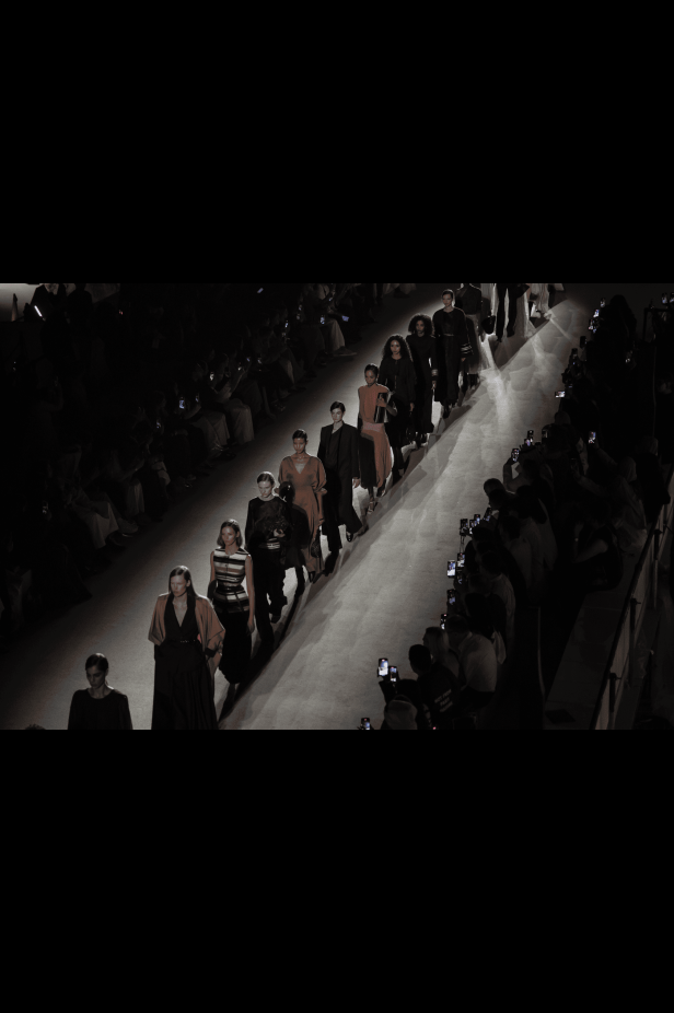 العلامة السعودية Abadia تكتب قصيدة البحر في مجموعة خريف وشتاء 2025 من أسبوع الأزياء في الرياض (فيديو)