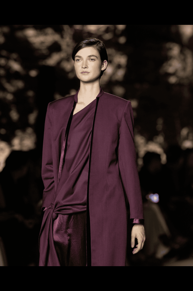 العلامة السعودية Abadia تكتب قصيدة البحر في مجموعة خريف وشتاء 2025 من أسبوع الأزياء في الرياض (فيديو)