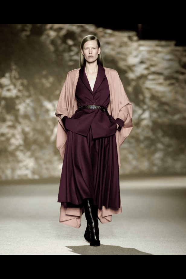 العلامة السعودية Abadia تكتب قصيدة البحر في مجموعة خريف وشتاء 2025 من أسبوع الأزياء في الرياض (فيديو)