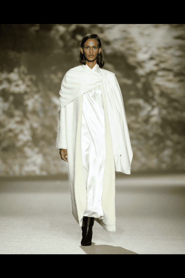 العلامة السعودية Abadia تكتب قصيدة البحر في مجموعة خريف وشتاء 2025 من أسبوع الأزياء في الرياض (فيديو)