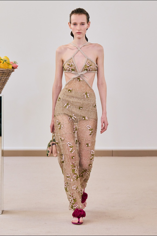 مجموعة "جيامباتيستا فالي" لربيع وصيف 2026... لقاء المينيمالية بالماكسيمالية في حوار آسر