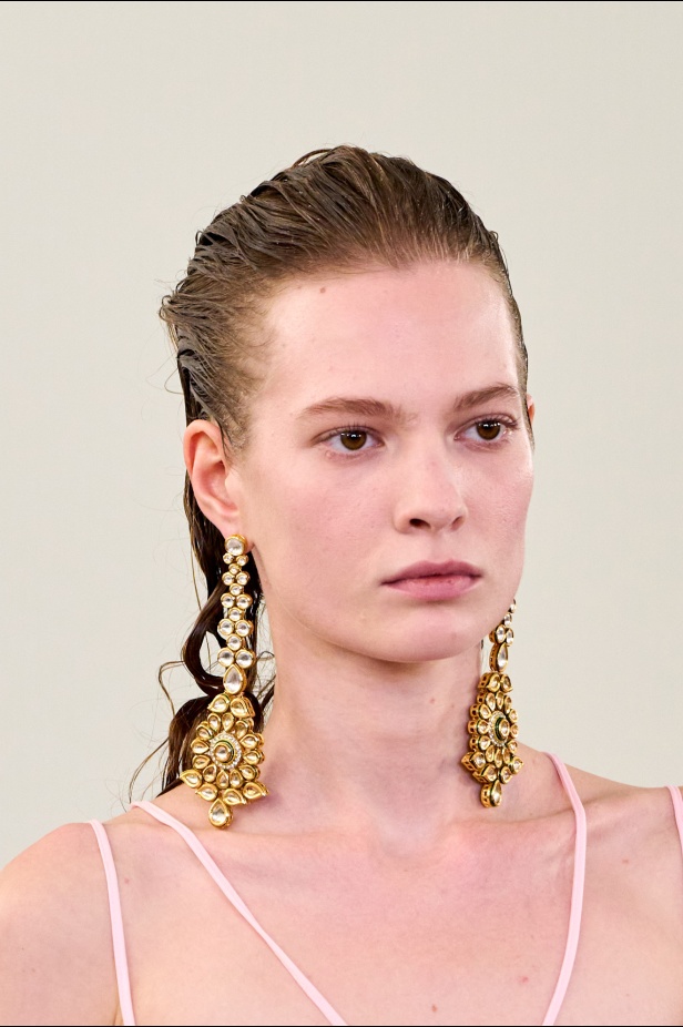 مجموعة "جيامباتيستا فالي" لربيع وصيف 2026... لقاء المينيمالية بالماكسيمالية في حوار آسر