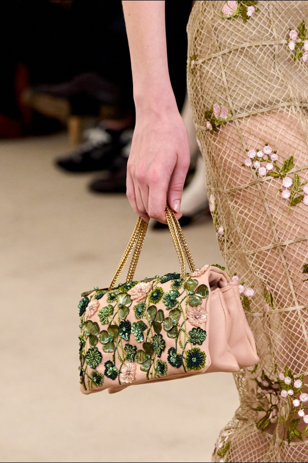 مجموعة "جيامباتيستا فالي" لربيع وصيف 2026... لقاء المينيمالية بالماكسيمالية في حوار آسر