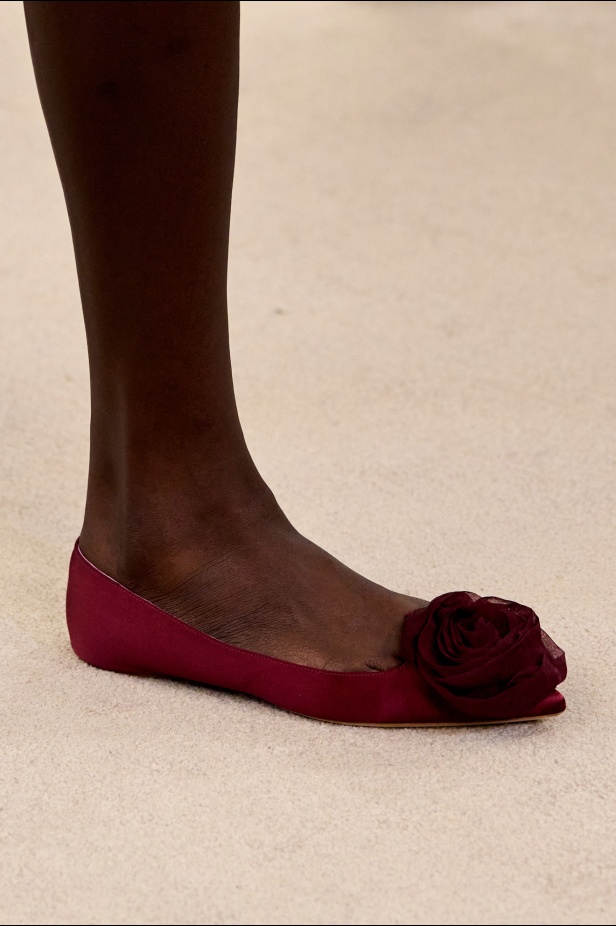 مجموعة "جيامباتيستا فالي" لربيع وصيف 2026... لقاء المينيمالية بالماكسيمالية في حوار آسر