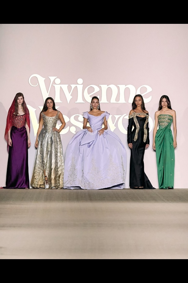 حين تلتقي الحِرفة البريطانية بالذاكرة السعودية... عرض Vivienne Westwood في أول مشاركة للدار في أسبوع الأزياء في الرياض