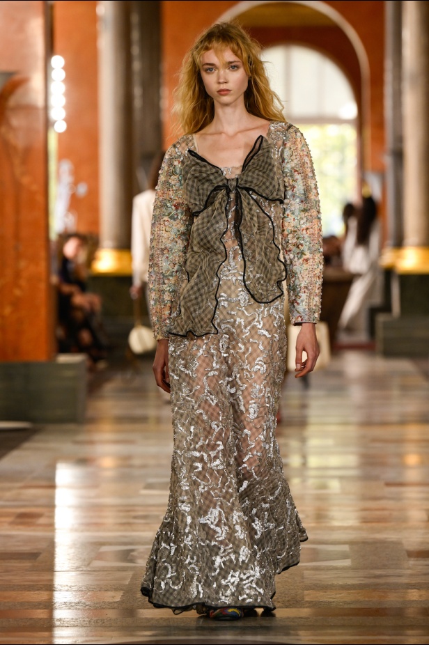 دار لويس فويتون تعيد تعريف الفخامة في مجموعة ربيع 2026