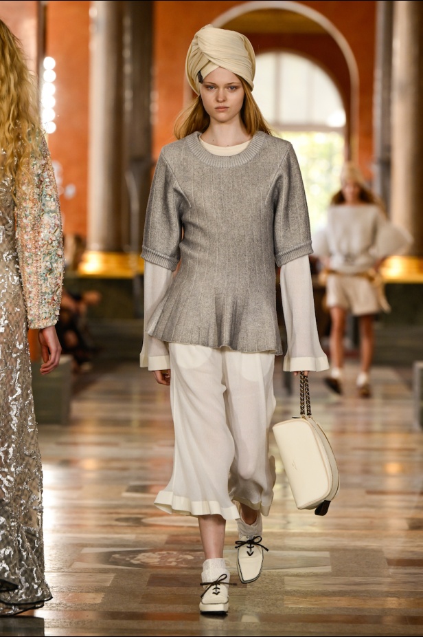 دار لويس فويتون تعيد تعريف الفخامة في مجموعة ربيع 2026