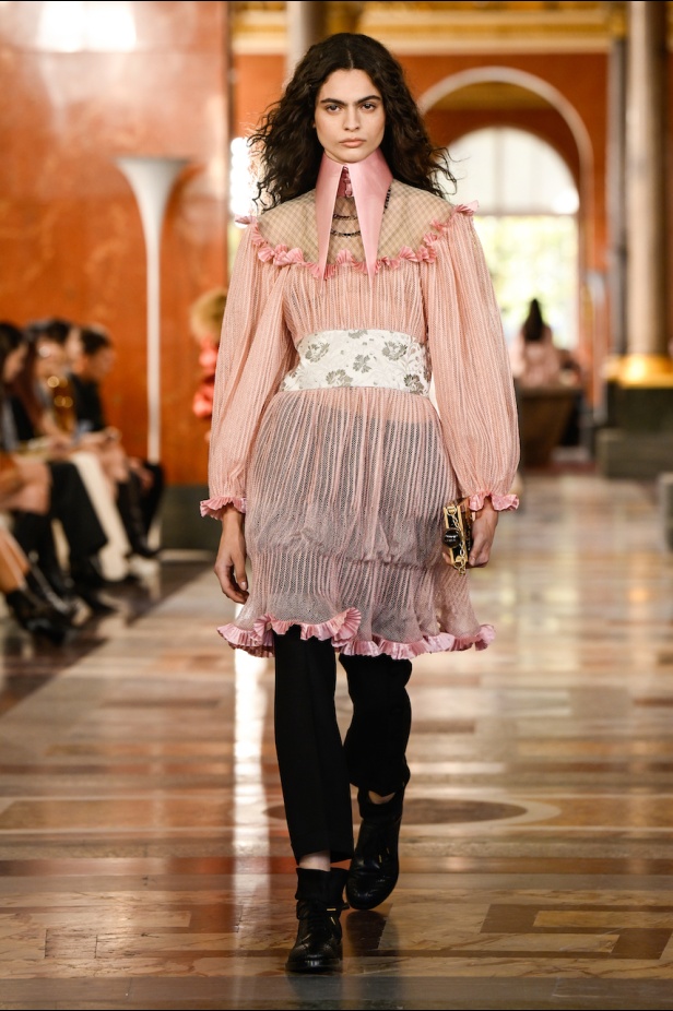 دار لويس فويتون تعيد تعريف الفخامة في مجموعة ربيع 2026