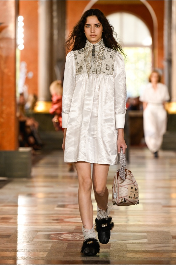 دار لويس فويتون تعيد تعريف الفخامة في مجموعة ربيع 2026