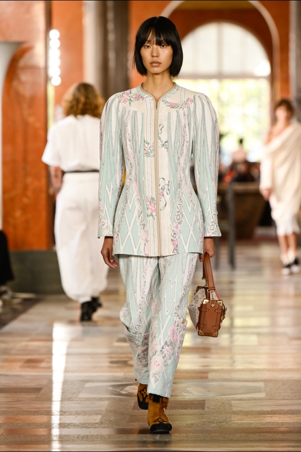 دار لويس فويتون تعيد تعريف الفخامة في مجموعة ربيع 2026