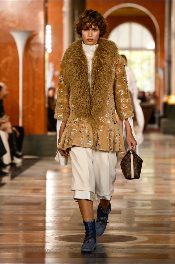 دار لويس فويتون تعيد تعريف الفخامة في مجموعة ربيع 2026