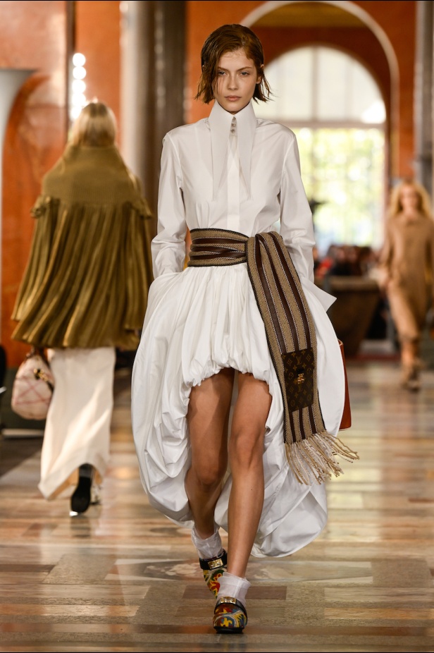 دار لويس فويتون تعيد تعريف الفخامة في مجموعة ربيع 2026