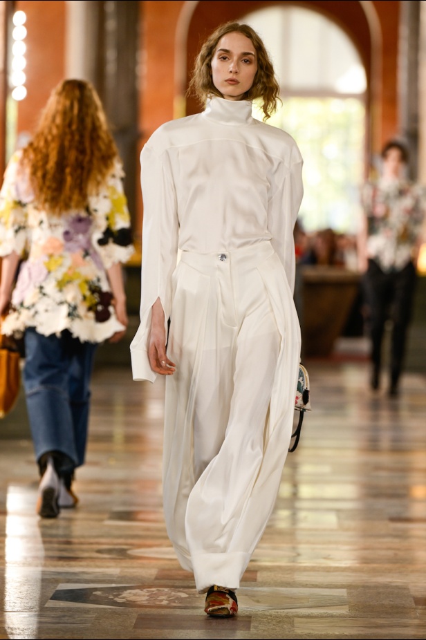 دار لويس فويتون تعيد تعريف الفخامة في مجموعة ربيع 2026