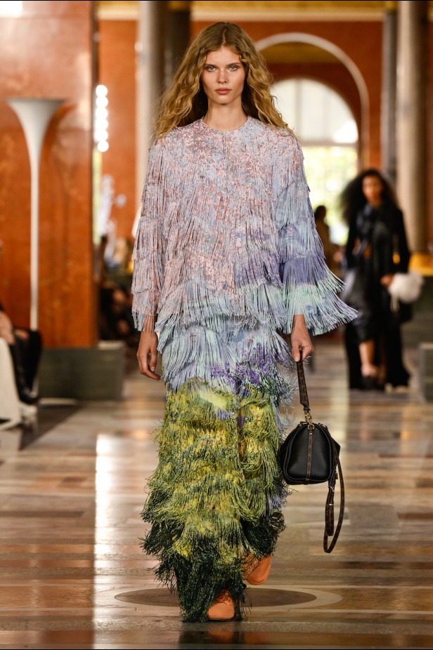 دار لويس فويتون تعيد تعريف الفخامة في مجموعة ربيع 2026