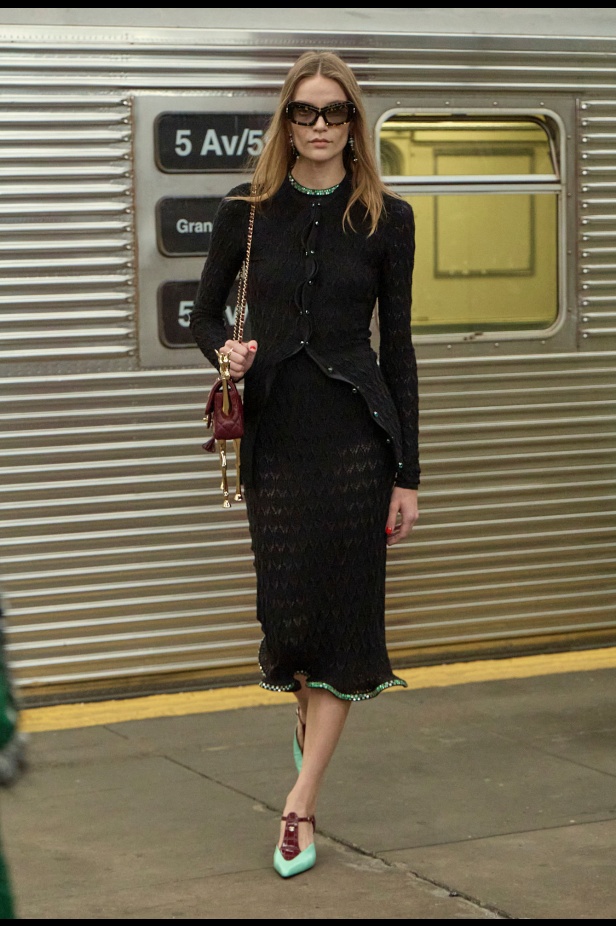 شانيل تكشف عن مجموعة Métiers d'art لعام 2026... الأناقة تلتقي بالصخب في مترو نيويورك 