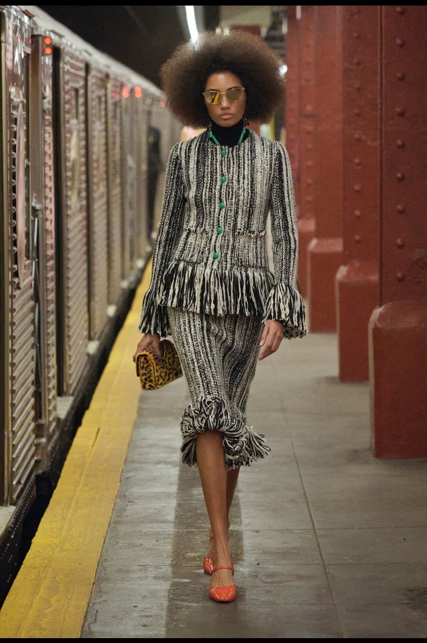 شانيل تكشف عن مجموعة Métiers d'art لعام 2026... الأناقة تلتقي بالصخب في مترو نيويورك 