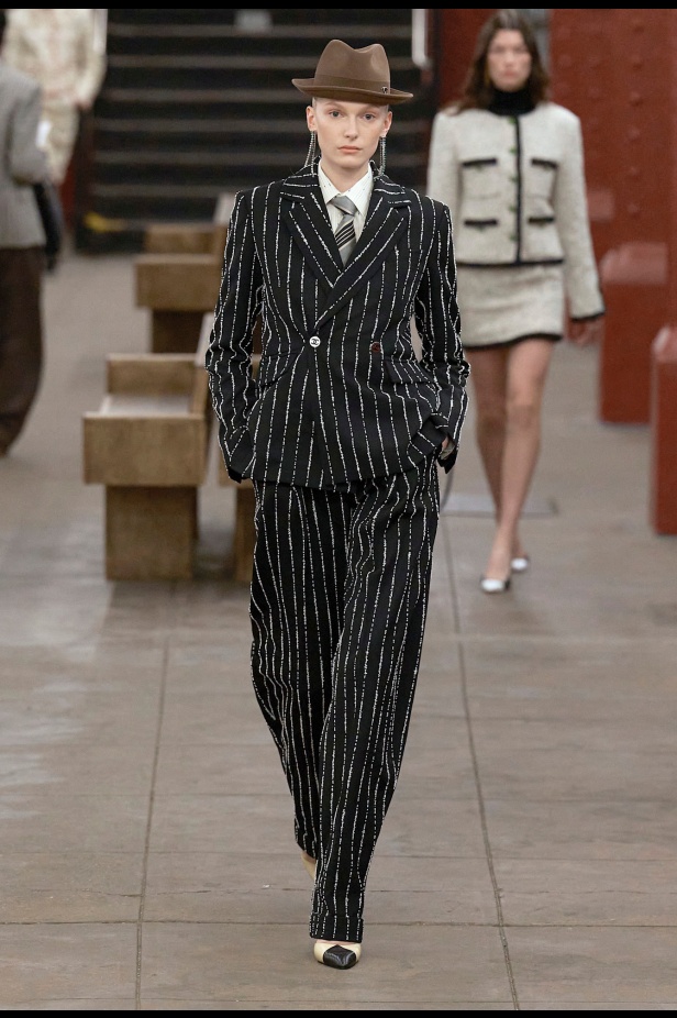 شانيل تكشف عن مجموعة Métiers d'art لعام 2026... الأناقة تلتقي بالصخب في مترو نيويورك 