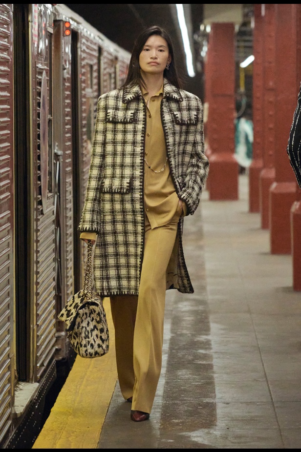 شانيل تكشف عن مجموعة Métiers d'art لعام 2026... الأناقة تلتقي بالصخب في مترو نيويورك 