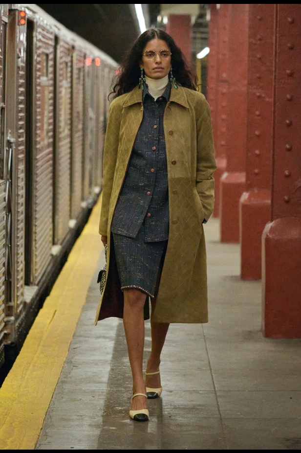 شانيل تكشف عن مجموعة Métiers d'art لعام 2026... الأناقة تلتقي بالصخب في مترو نيويورك 