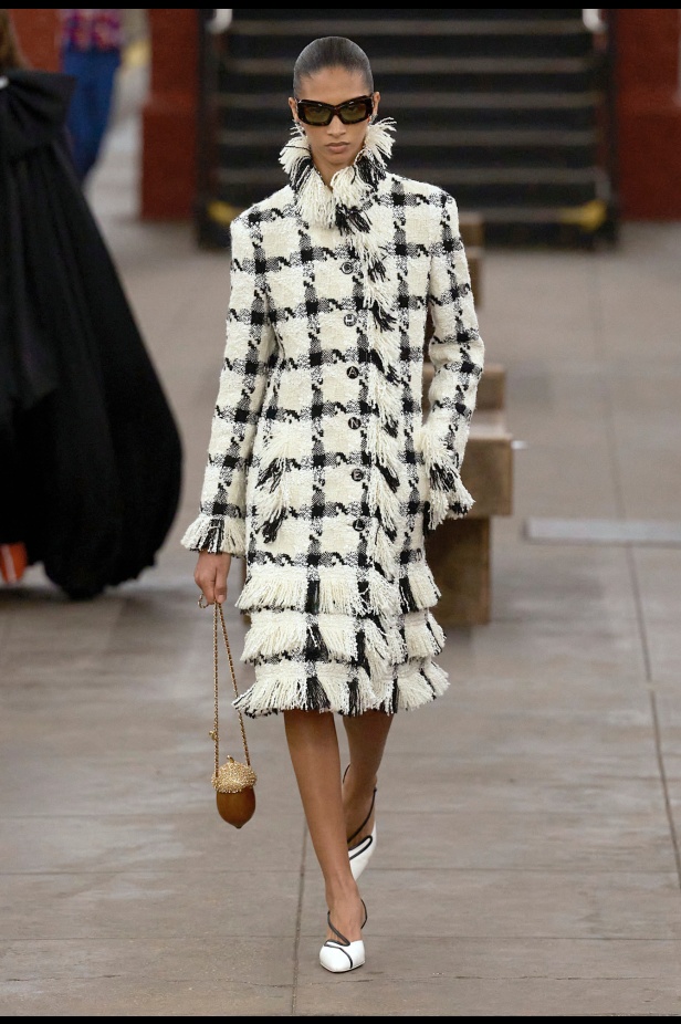 شانيل تكشف عن مجموعة Métiers d'art لعام 2026... الأناقة تلتقي بالصخب في مترو نيويورك 