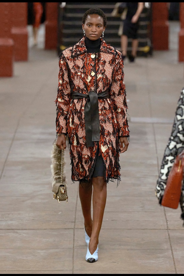 شانيل تكشف عن مجموعة Métiers d'art لعام 2026... الأناقة تلتقي بالصخب في مترو نيويورك 