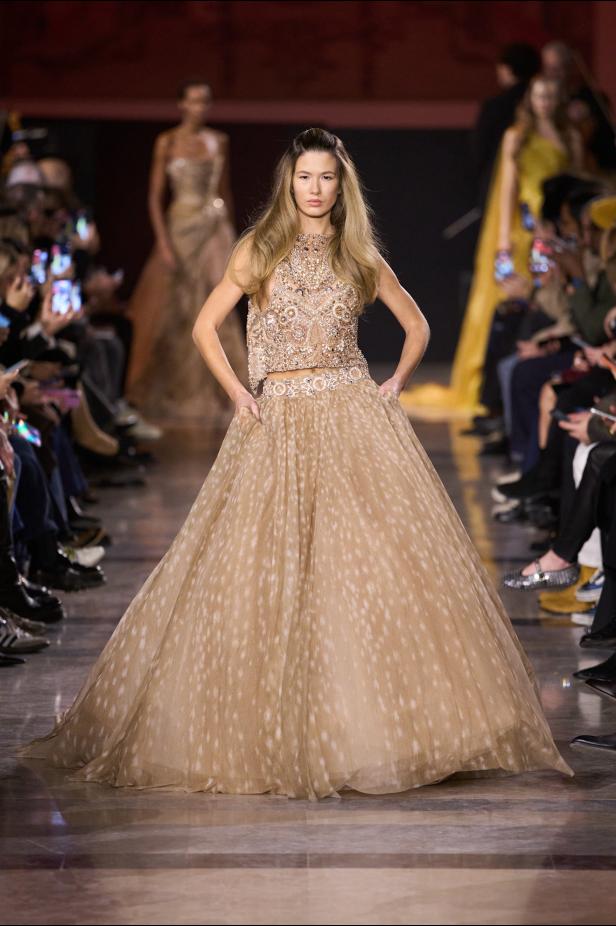 سحر صيف السبعينيات يتجسد في مجموعة إيلي صعب للأزياء الراقية لربيع وصيف 2026