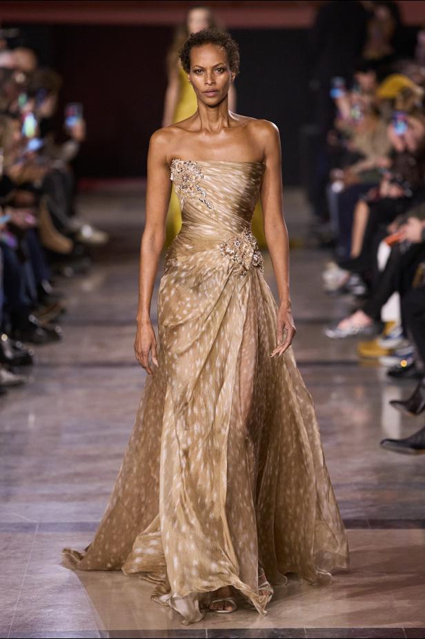 سحر صيف السبعينيات يتجسد في مجموعة إيلي صعب للأزياء الراقية لربيع وصيف 2026