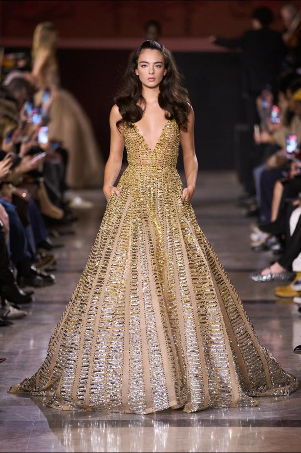 سحر صيف السبعينيات يتجسد في مجموعة إيلي صعب للأزياء الراقية لربيع وصيف 2026