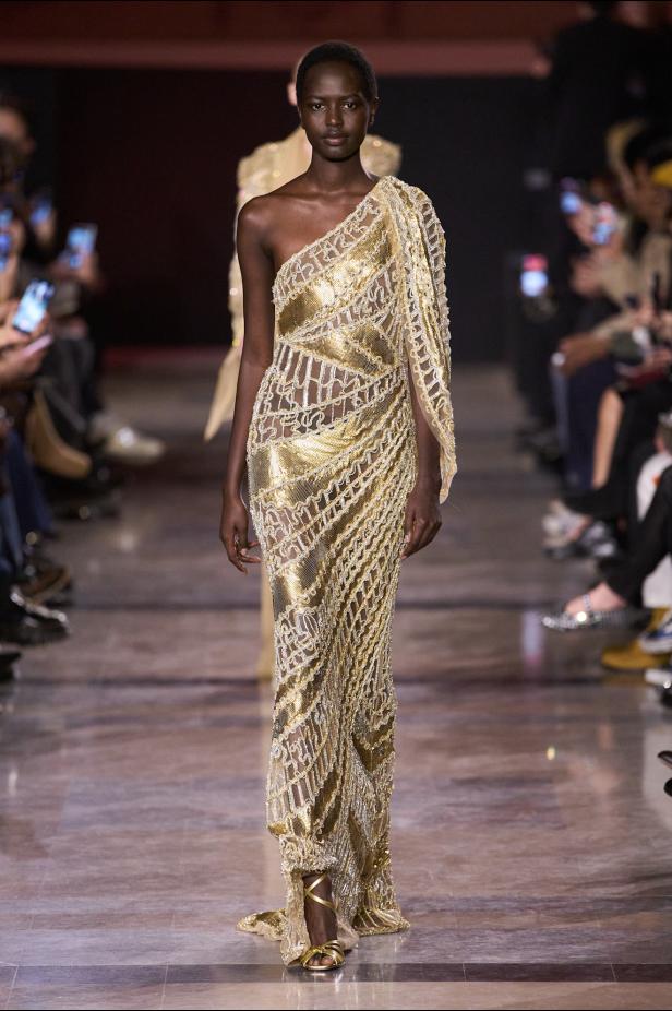 سحر صيف السبعينيات يتجسد في مجموعة إيلي صعب للأزياء الراقية لربيع وصيف 2026