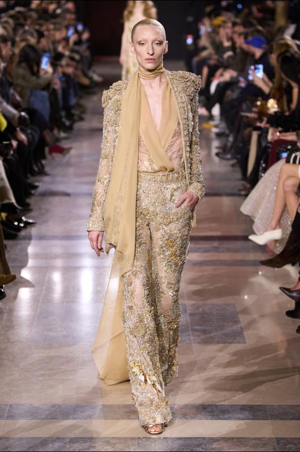 سحر صيف السبعينيات يتجسد في مجموعة إيلي صعب للأزياء الراقية لربيع وصيف 2026