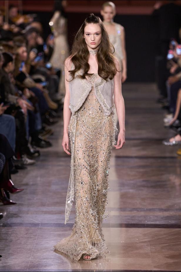 سحر صيف السبعينيات يتجسد في مجموعة إيلي صعب للأزياء الراقية لربيع وصيف 2026