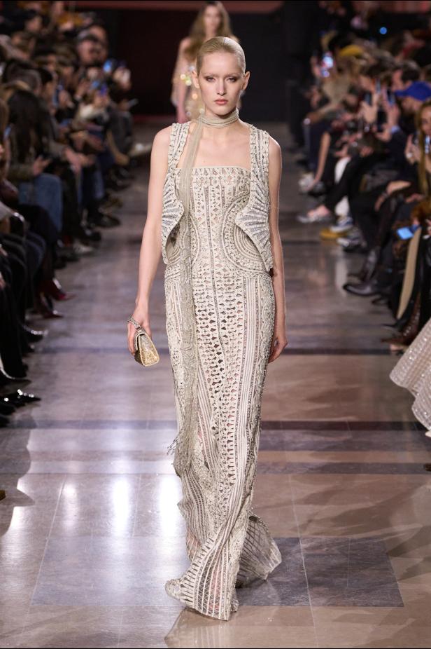 سحر صيف السبعينيات يتجسد في مجموعة إيلي صعب للأزياء الراقية لربيع وصيف 2026