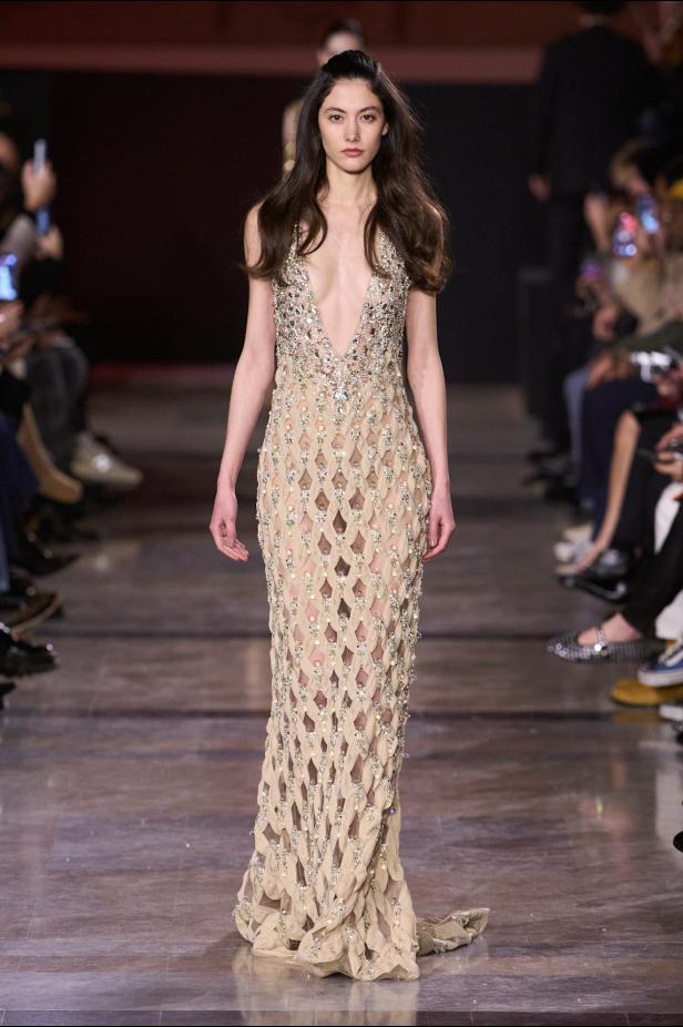 سحر صيف السبعينيات يتجسد في مجموعة إيلي صعب للأزياء الراقية لربيع وصيف 2026