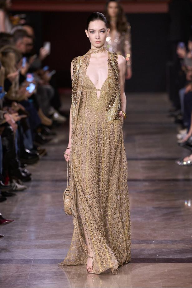 سحر صيف السبعينيات يتجسد في مجموعة إيلي صعب للأزياء الراقية لربيع وصيف 2026