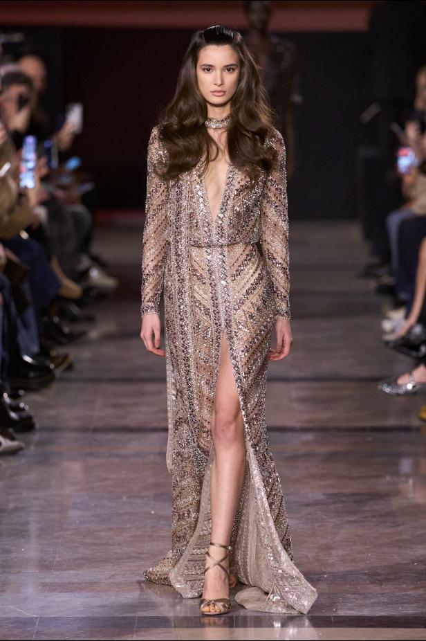 سحر صيف السبعينيات يتجسد في مجموعة إيلي صعب للأزياء الراقية لربيع وصيف 2026