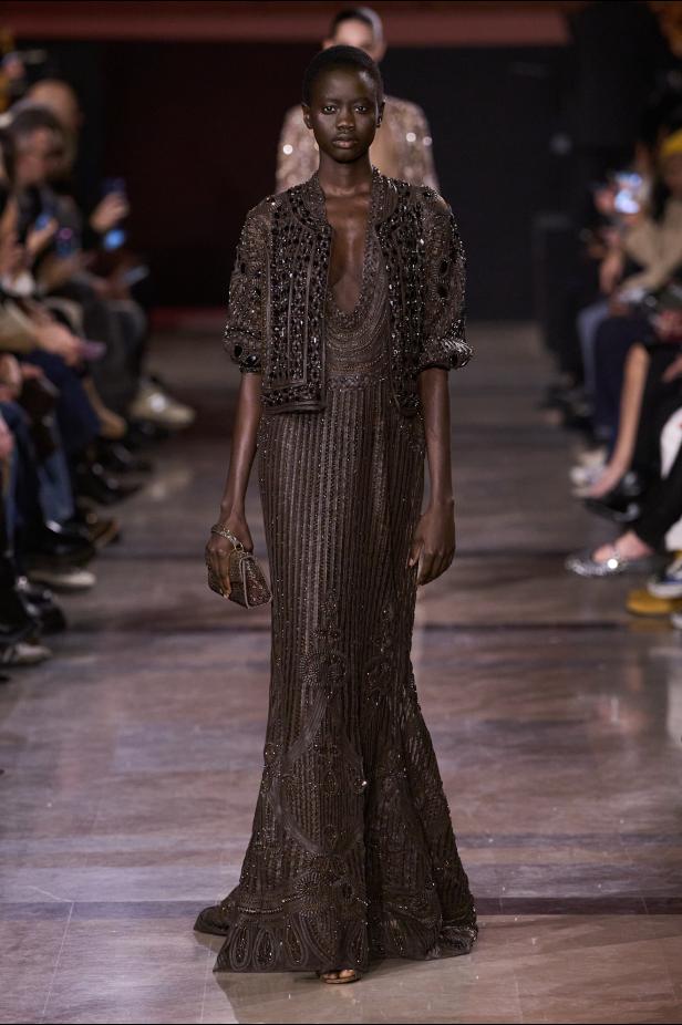 سحر صيف السبعينيات يتجسد في مجموعة إيلي صعب للأزياء الراقية لربيع وصيف 2026