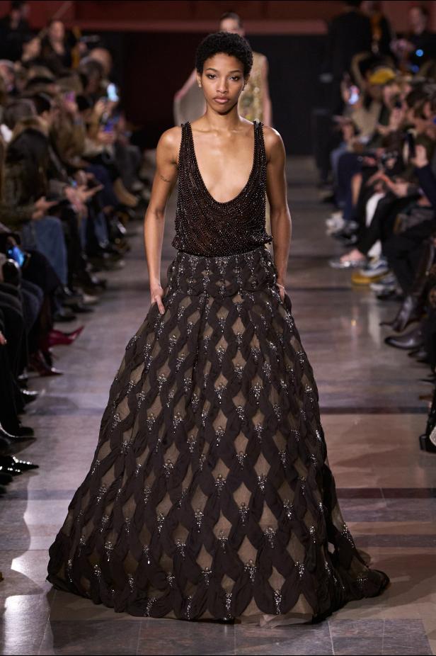 سحر صيف السبعينيات يتجسد في مجموعة إيلي صعب للأزياء الراقية لربيع وصيف 2026