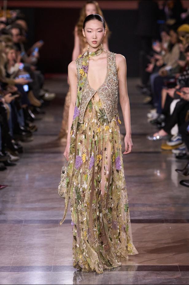 سحر صيف السبعينيات يتجسد في مجموعة إيلي صعب للأزياء الراقية لربيع وصيف 2026